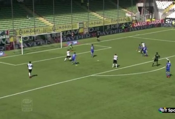 VIDEO: Cầu thủ Cesena vặn sườn đối phương ghi bàn giống hệt Messi